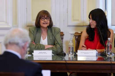  “Antes de construir una buena política, tenemos que creer en el colectivo", señaló la Rectora Devés.